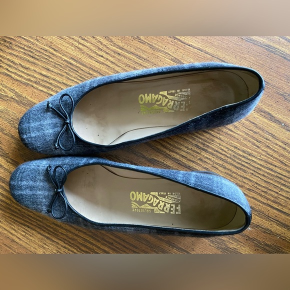 Beautiful plaid Ferragamo flats - Picture 2 of 5